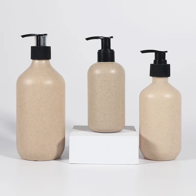 Tres dispensadores recargables beige con dosificador negro.