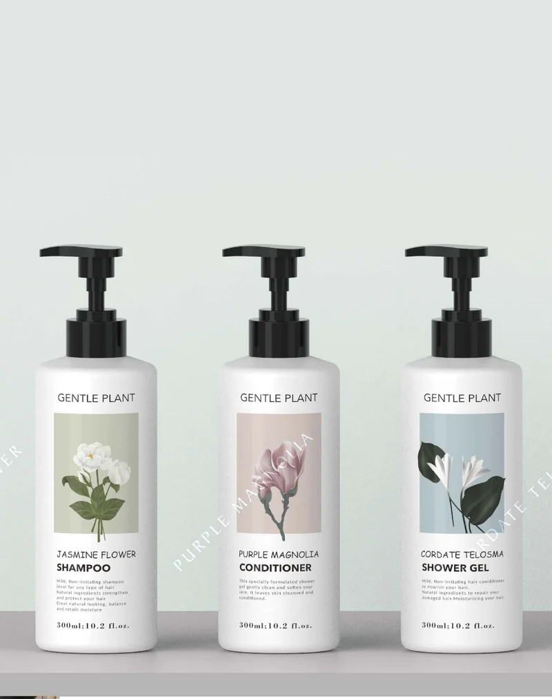 Tres dispensadores blancos de 300 ml con bomba negra: shampoo, acondicionador y gel de ducha, sobre fondo verde claro.